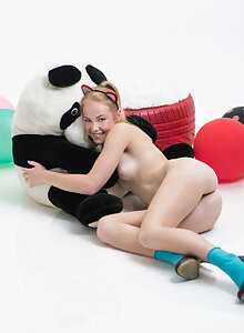 Nude Runa
